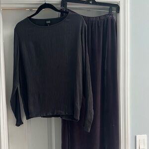 Eileen Fisher Pleated Top & Velvet kick pleat  Skirt Ensemble